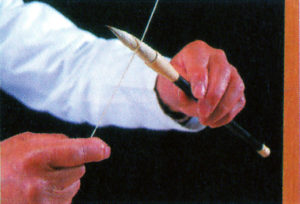 「仕上げ」糊を穂首にたっぷりと含ませたあと、糸を巻き付け軸を回しながら余分な糊を取り除きます。穂首の形を整えたら乾燥させ、キャップをはめます。