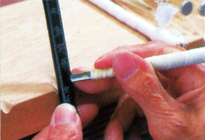 「銘彫刻・文字入れ」軸に三角刀で銘を掘り、その部分に顔料で彩色します。