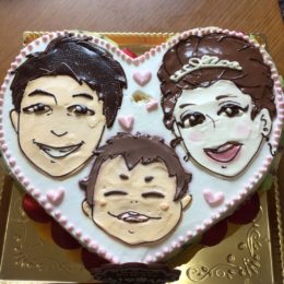 家族の似顔絵入りの誕生日ケーキ。満１才のお祝いを２回もやりました。